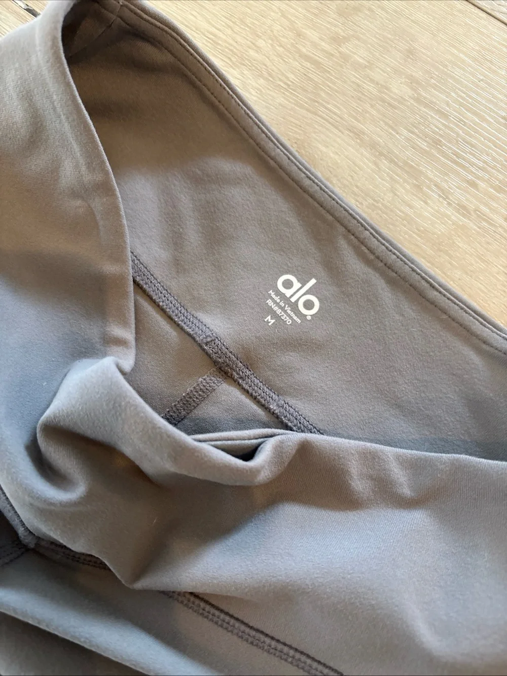 Alo Yoga Moto Leggings Gray Ribbed Panel  Yoga  Size M Low Waist EUC